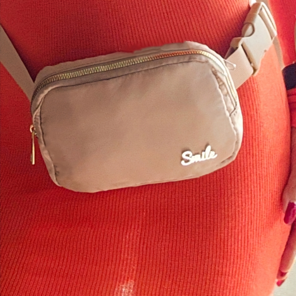 Beltbag, Funnypack, smilebag.  Beige
